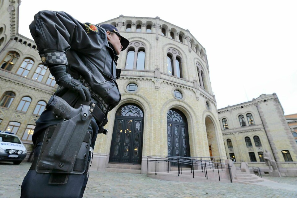 Under terrortrusselen i sommer var bevæpnet politi et vanlig syn i Oslo sentrum. Nå har politiet fått tillatelse til å bære våpen i fire uker. FOTO: TERJE PEDERSEN/NTB SCANPIX