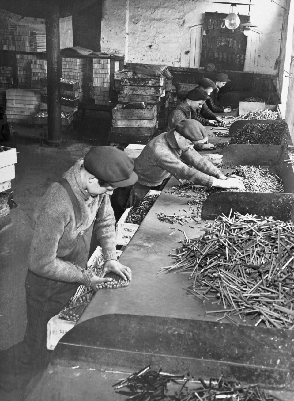 CHRISTIANIA SPIGERVERK: De var ikke så gamle gutta som sorterte spiker i 1920-40-åra. FOTO: UKJENT PERSON/ARBARK CHRISTIANIA SPIGERVERK: De var ikke så gamle gutta som sorterte spiker i 1920-40-åra. FOTO: UKJENT PERSON/ARBARK