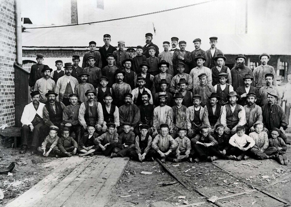NITEDALS TÆNDSTIKFABRIK, ca. 1890: Andelen barnearbeidere var spesielt høy ved tobakk- og fyrstikkfabrikkene. Legg merke til alderen til gutta i første rekke. FOTO: UKJENT PERSON/ARBARK