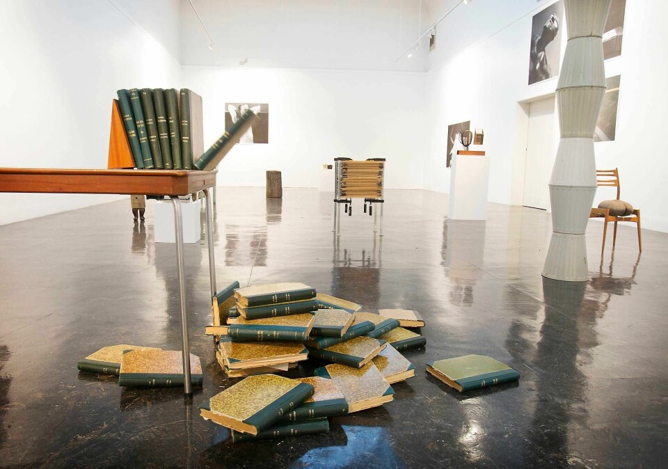 «Tabula rasa» kan sees som et nøkkelverk i utstillingen «Tellus tell us» på Kunstnernes Hus. Utstillingen er først og fremst morsom, men den stiller også spørsmål ved kunnskapens verdi. FOTO: ARNE OVE BERGO