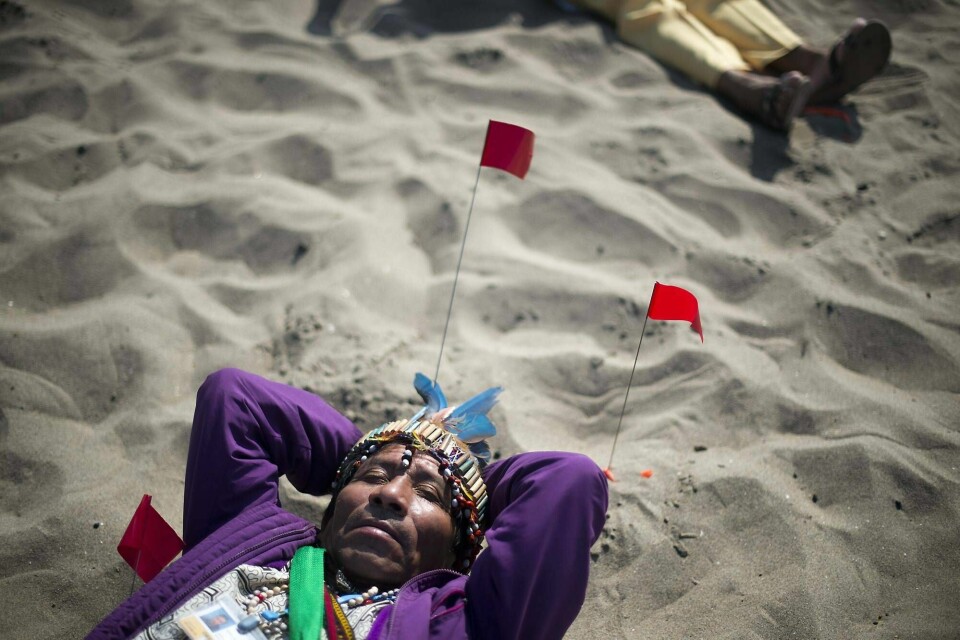 Lørdag demonstrerte Perus urbefolkning på Agua Dulce-stranden i Lima for å få oppmerksomhet om klimaendringer. FNs klimatoppmøte COP 20 pågår fram til fredag. FOTO: EITAN ABRAMOVICH/NTB SCANPIX