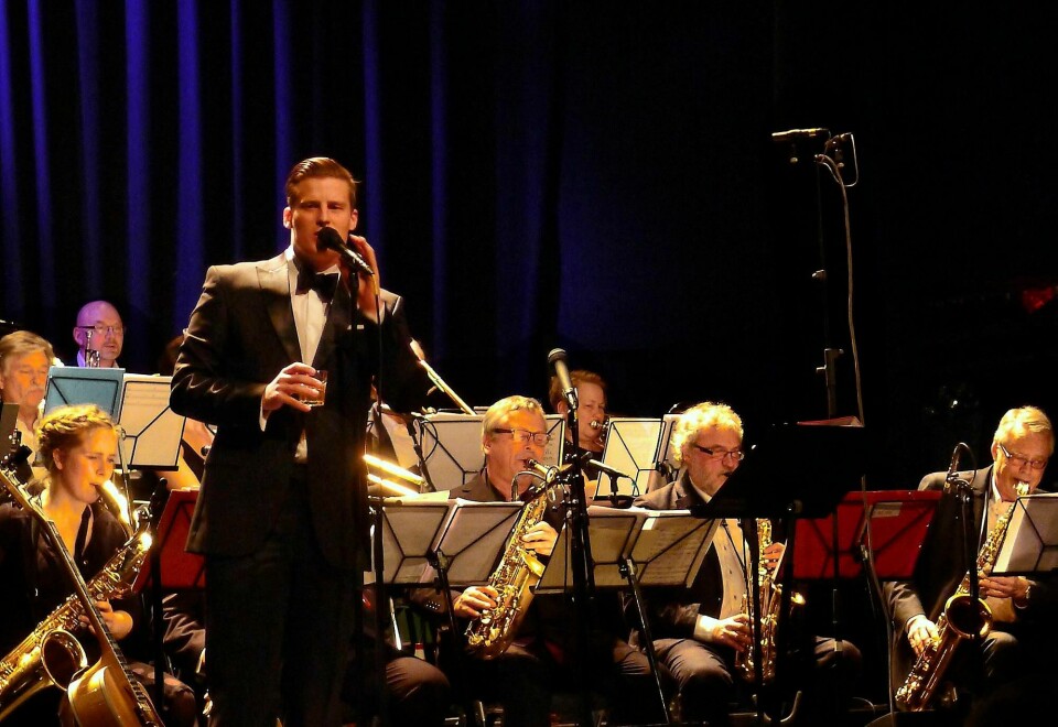 Drammen Storband, inkludert drammenscrooner Carl-Henrik Kværne Nilsen (i front), spiller jule-evergreens med Las Vegas-schwung på Union scene søndag 14. desember. Også Majken Christiansen er med. FOTO: PRIVAT