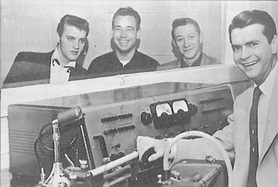 Elvis Presley i Sun-studioet i 1954, med produsent Sam Phillips, og musikerne Scotty Moore og Bill Black. FOTO: SCANPIX