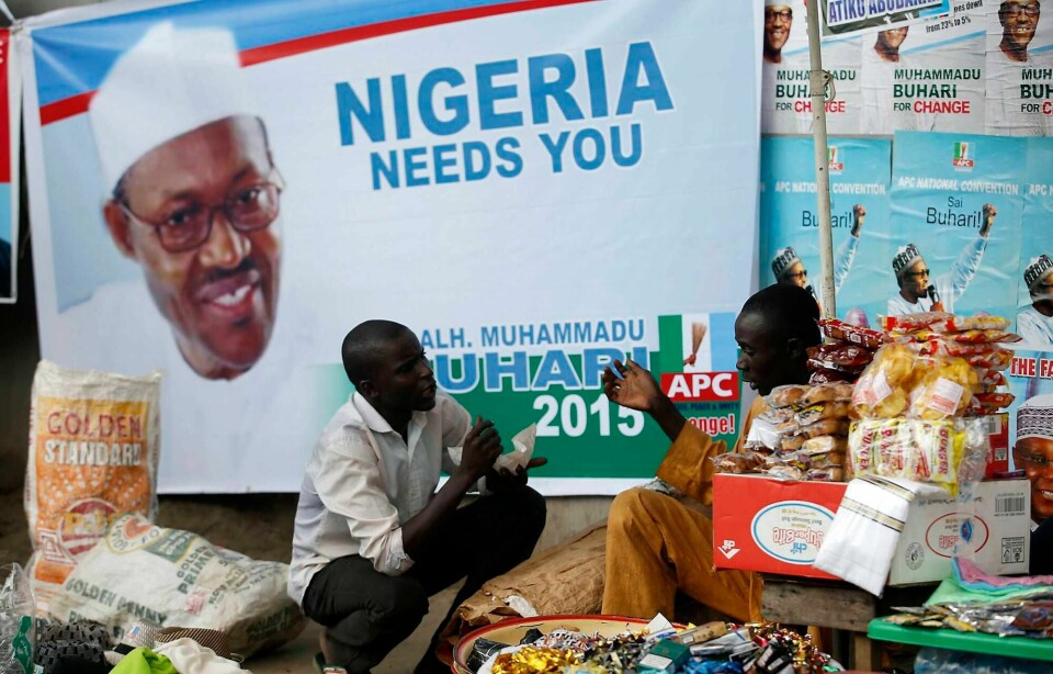 Muhammadu Buharu, her avbildet på en plakat, stiller mot sittende president Goodluck Jonathan foran valget i Nigeria, og kan få makten. FOTO: AKINTUNDE AKINLEYE/NTB SCANPIX