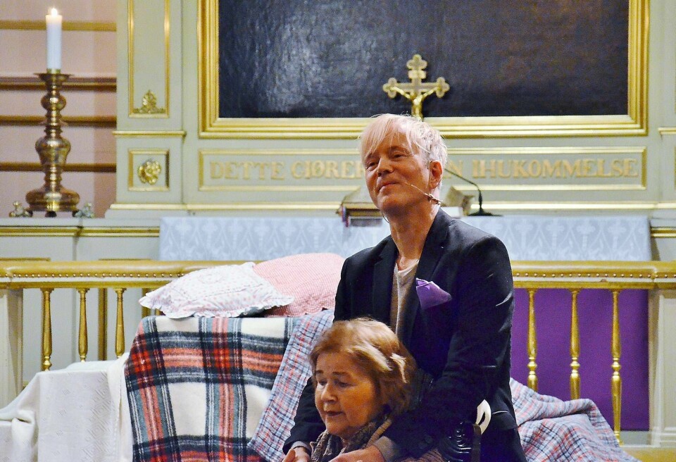 VANT OVER REGJERINGEN: Paal André Grinderud snudde Stortinget i saken om stengt pol på julaften. Her sammen med morens kusine Karin Knutsen på julekonsert i Strømsø kirke. FOTO: SILJE S. SKIPHAMN