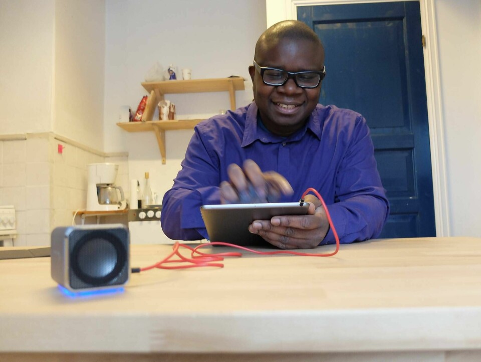 Calixte Tayoro har mastergrad i it og filosofi, og jobbet som DJ i hjembyen Paris som ung. Nå underviser han drammensbarn i å lage musikk og moro på nettbrett. FOTO: KATRINE STRØM