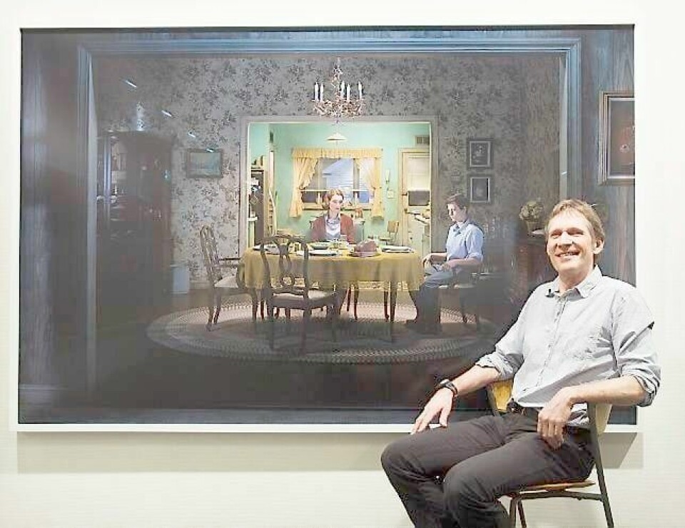 Hans Arentz og Gregory Crewdsons fotografi 'Sunday Roast' i Stenersenmuseet.