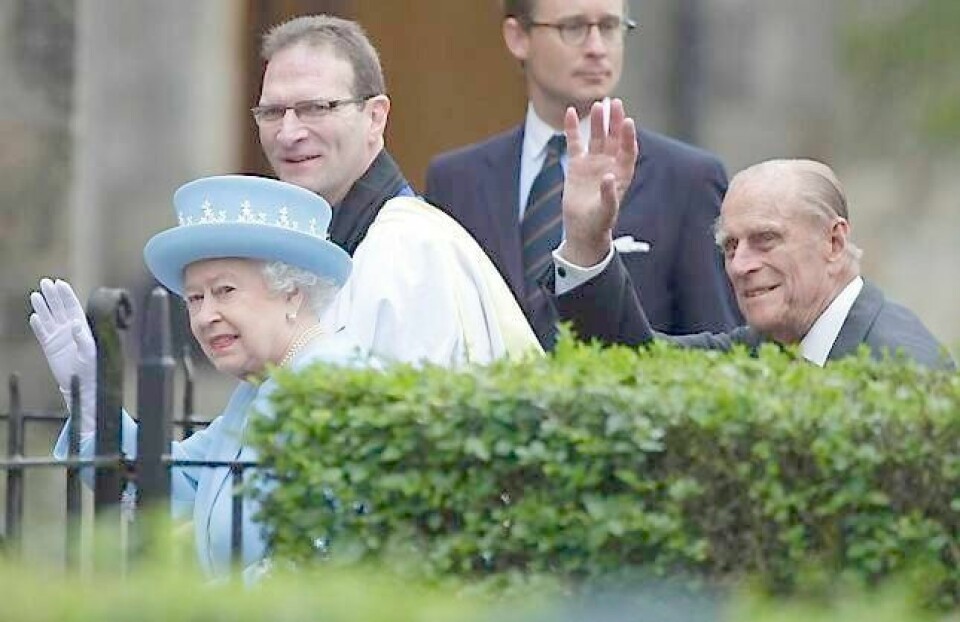 Dronning Elizabeth og prins Philip ankom Nord-Irland i går. I dag møter dronningen Martin McGuinness. FOTO: DAVID MOIR/NTB SCANPIX