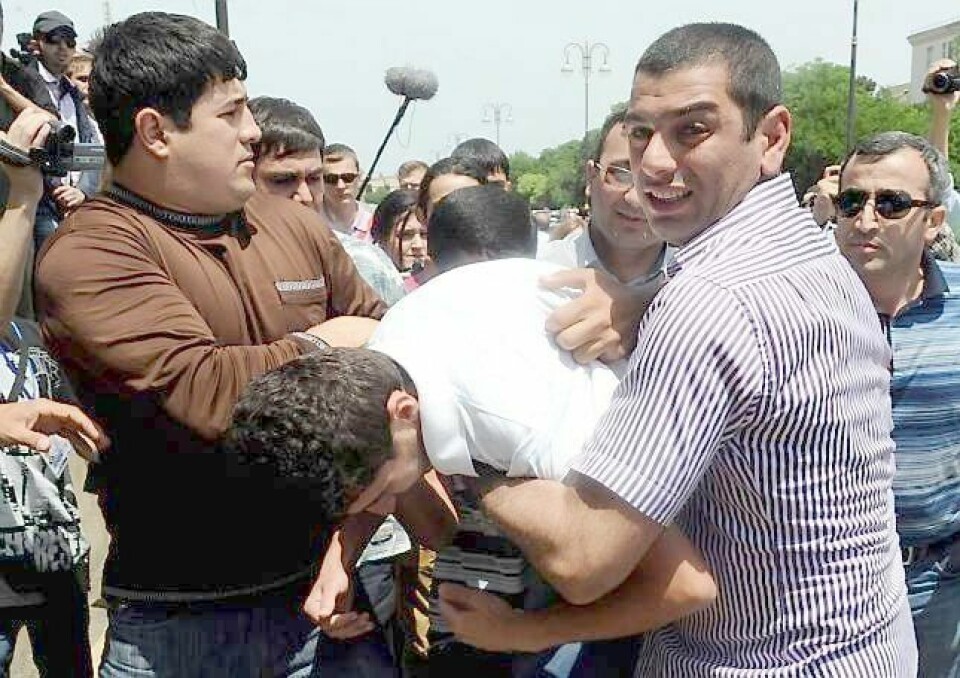 Sivilt politi pågriper demokratiforkjempere i Baku under gårsdagens demonstrasjon. FOTO: NTB SCANPIX