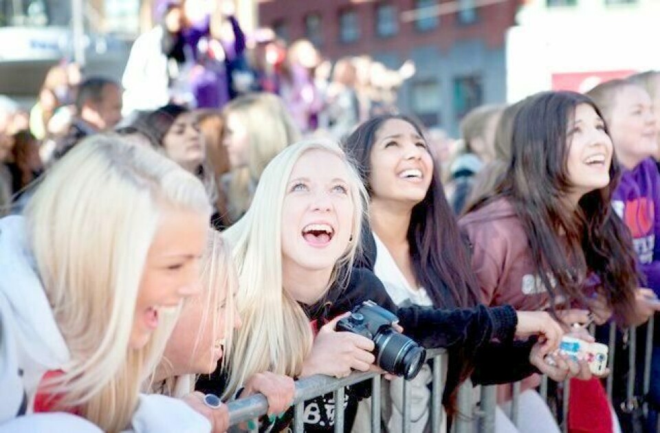 Horder av unge jenter er i Oslo sentrum i håp om å et glimt av tenåringsidoler og superstjernen Justin Bieber. Bieber bor på Clarion Hotel Royal Christiania.