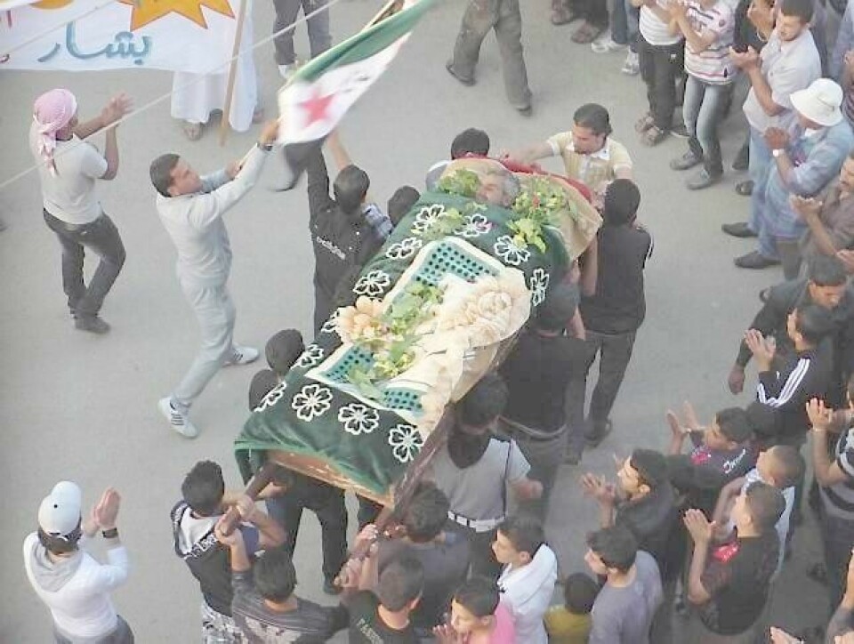 I Deraa ble Mahmoud Kamal gravlagt tidligere i mai. - Han ble drept av Assad-lojale styrker, hevdet begravelsesfølget. FOTO: NTB SCANPIX