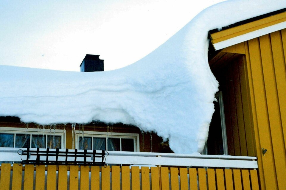 Ser taket ditt slik ut, bør du først måke det. Deretter bør du satse på å etterisolere før neste vinter.