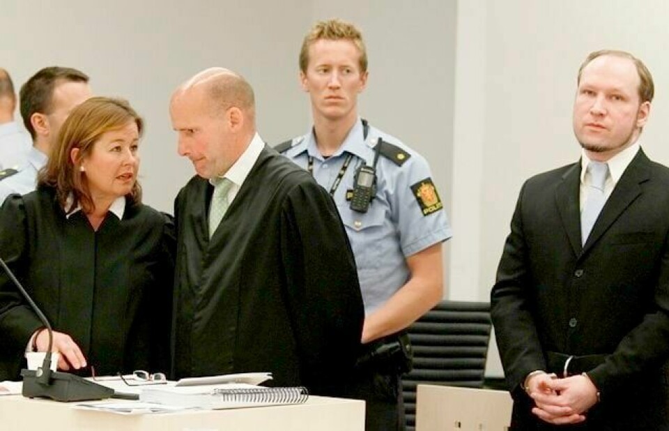 Rettssaken mot Anders Behring Breivik går mot slutten. Forsvarer Geir Lippestad holder sin prosedyre, her er han i samtale med forsvarer Vibeke Hein Bæra.