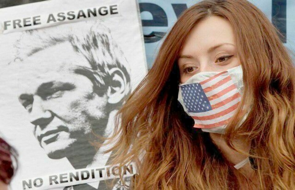 En tilhenger av Julian Assange utenfor Ecuadors ambassade i London, der WikiLeaks-grunnleggeren har søkt tilflukt. Assange frykter å bli utlevert til USA.