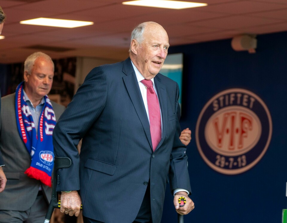 For ikke lenge siden besøkte Kong Harald Vålerenga. Nå skal den idrettsinteresserte kongen besøke VM i bryting. Kong Harald besøkte mandag Vil Fotball på Intility Arena. Foto: Terje Pedersen / NTB