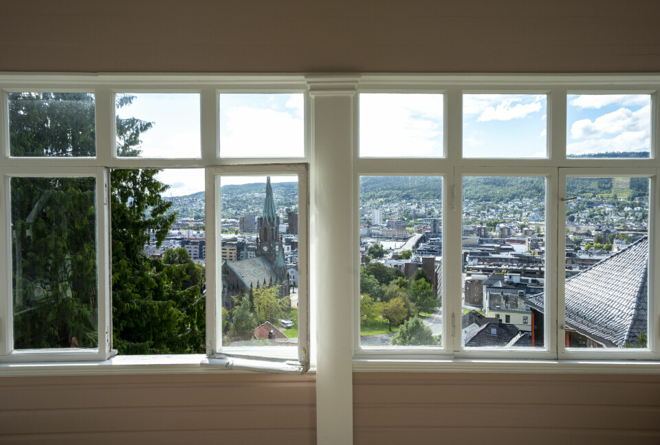 Fra glassverandaen i andre etasje har familien utsikt over Drammen. Villaens beliggenhet og autentisitet er hovedårsakene til at bygget regnes som verneverdig. Fra glassverandaen i andre etasje har familien utsikt over Drammen. Villaens beliggenhet og autentisitet er hovedårsakene til at bygget regnes som verneverdig
