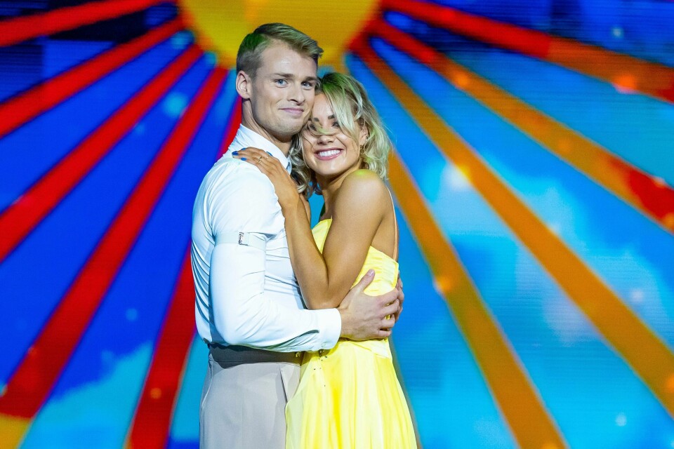 Helene Spilling danser med TV 2s Simon Nitsche i årets sesong av Skal vi danse. Simon Nitsche og Helene Spilling danset Slowfox til En Solskinnsdag av Postgirobygget.