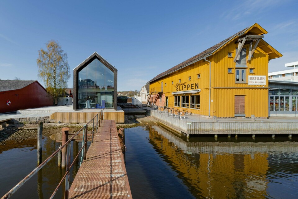 «Volumet og kledning er vakkert, detaljene er praktiske og robuste og passer i et havnemiljø». Slik beskriver Østfold Arkitektforening Slippen Bakeri i sin jurybegrunnelse. Slippen bakeri