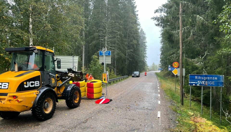 Sperringene som har blitt satt opp på riksgrensen mellom Norge og Sverige ble fjernet fredag. Regjeringen har besluttet å åpne alle grenseoverganger til Norge fra midnatt natt til onsdag 6. oktober. Foto: Henrik Diskerud Meyer / Halden kommune / NTB Sperringene som har blitt satt opp på riksgrensen mellom Norge og Sverige ble fjernet fredag. Regjeringen har besluttet å åpne alle grenseoverganger til Norge fra midnatt natt til onsdag 6. oktober. Foto: Henrik Diskerud Meyer / Halden kommune / NTB