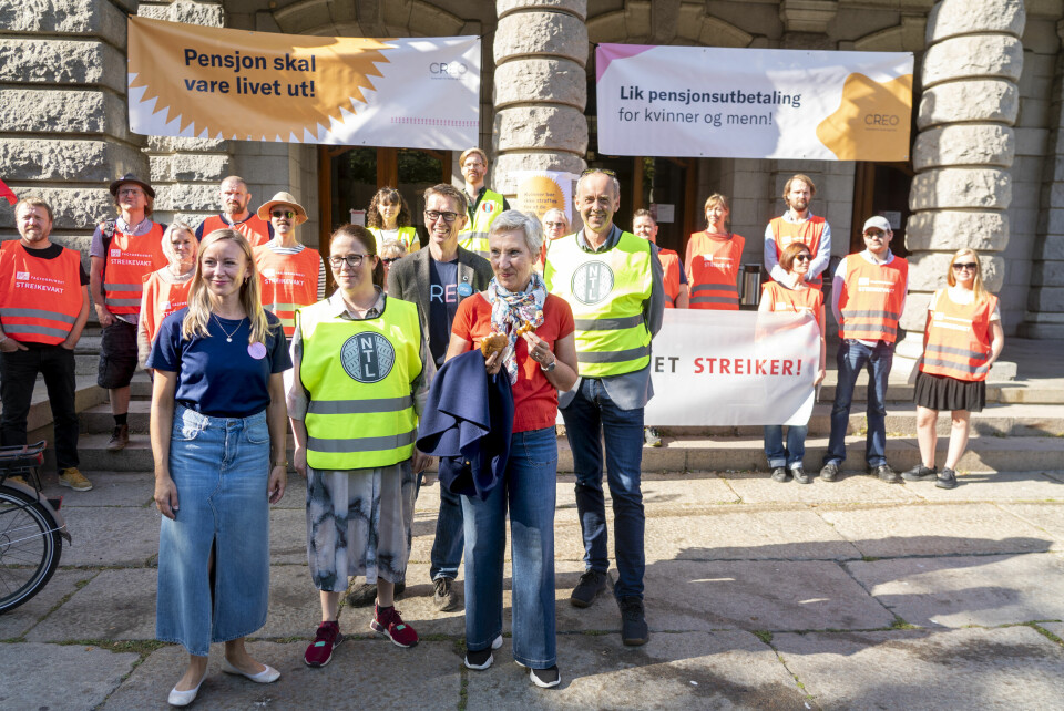 Oslo 20210909. LO-leder Peggy Hessen Følsvik møter streikevakter ved Nationalteateret, Det norske teateret og Den norske opera.Christin Thomassen ,Creo, tv., Kjersti Barsok, NTL, Hans Ole Rian, Creo, LO-leder Peggy Hessen Følsvik og Fredrik Oftebro NTL.Foto: Terje Pedersen / NTB LO-leder Peggy Hessen Følsvik møter streikevakter ved Nationaltheatret 9. september, da streikende marsjerte gjennom Oslos gater. Foto: Terje Pedersen / NTB