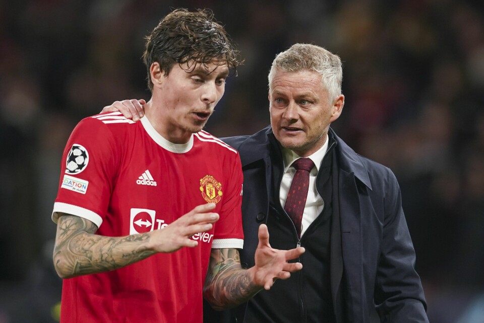 Manchester United-manager Ole Gunnar Solskjær snakket med Victor Lindelöf i pausen i onsdagens kamp mot Villarreal i mesterligaen. Victor Lindelöf snakker med Manchester United-manager Ole Gunnar Solskjær etter en fæl 1. omgang mot Villarreal i mesterligaen onsdag. Foto: Dave Thompson / AP / NTB
