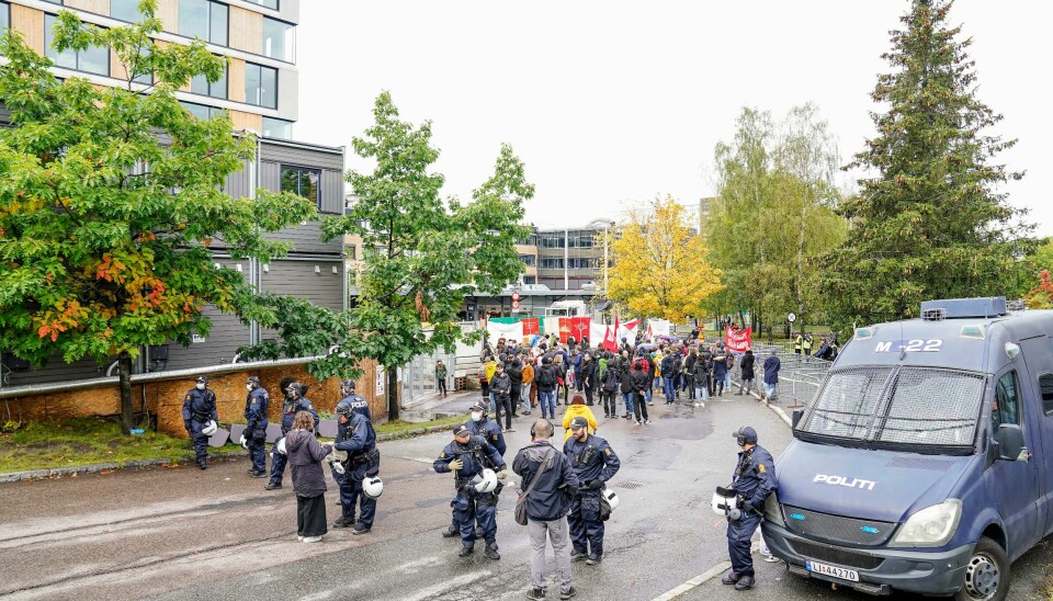 Politiet var godt representert under Sians demonstrasjon ved Furuset senter lørdag. Politiet var godt representert under Sians demonstrasjon ved Furuset senter lørdag. Foto: Torstein Bøe / NTB