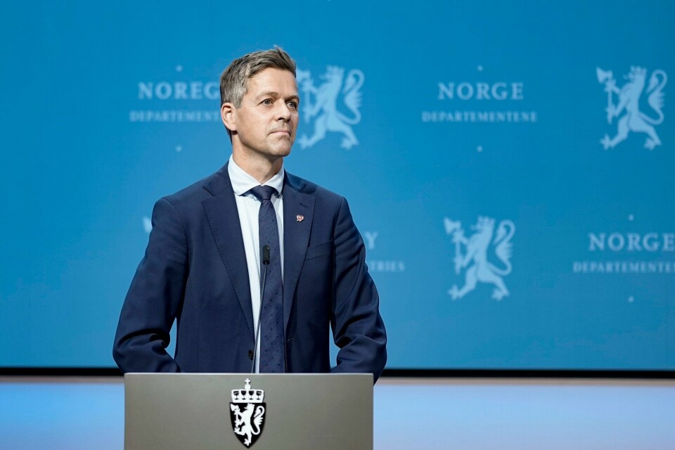 Samferdselsminister Knut Arild Hareide har søkt på ny jobb. Samferdselsminister Knut Arild Hareide (KrF) foreslår at mannskap på større skip skal kommunisere på engelsk med sjøtrafikksentralen. Foto: Fredrik Hagen / NTB