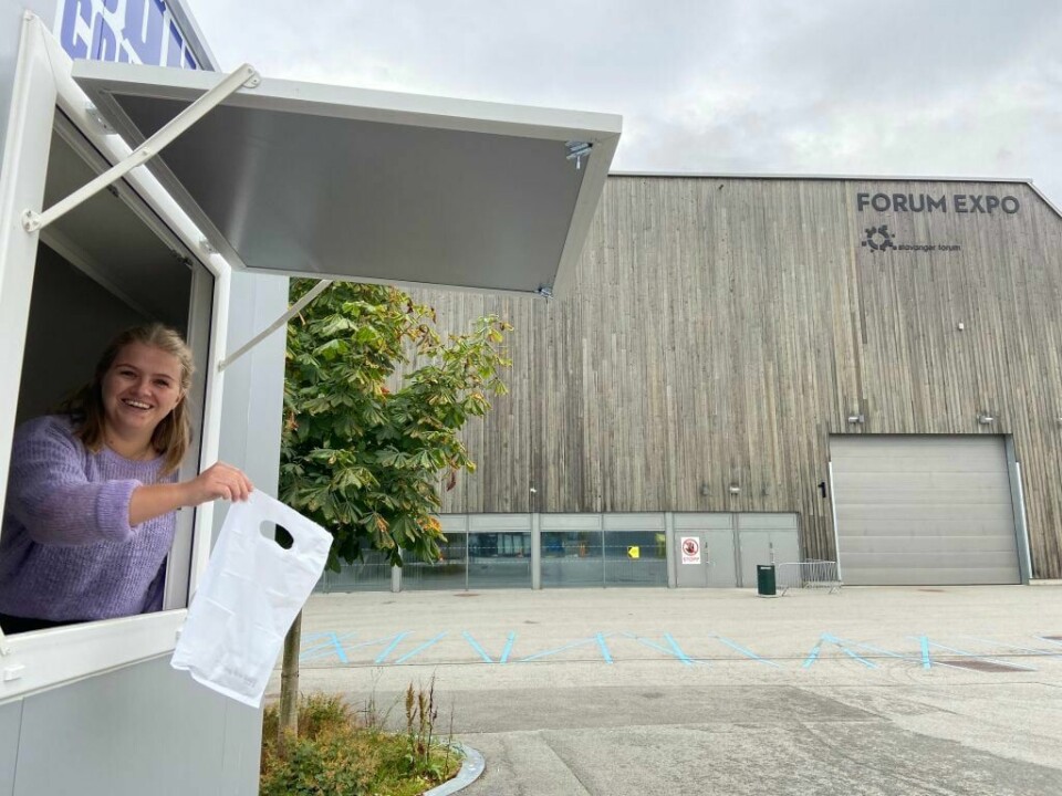 Nå kan du hente hurtigtest i denne boden ved Forum Expo. Karoline Bekkelund og andre medarbeidere er klare til å dele ut. Nå kan du hente hurtigtest i denne boden ved Forum Expo. Karoline Bekkelund og andre medarbeidere er klare til å dele ut.