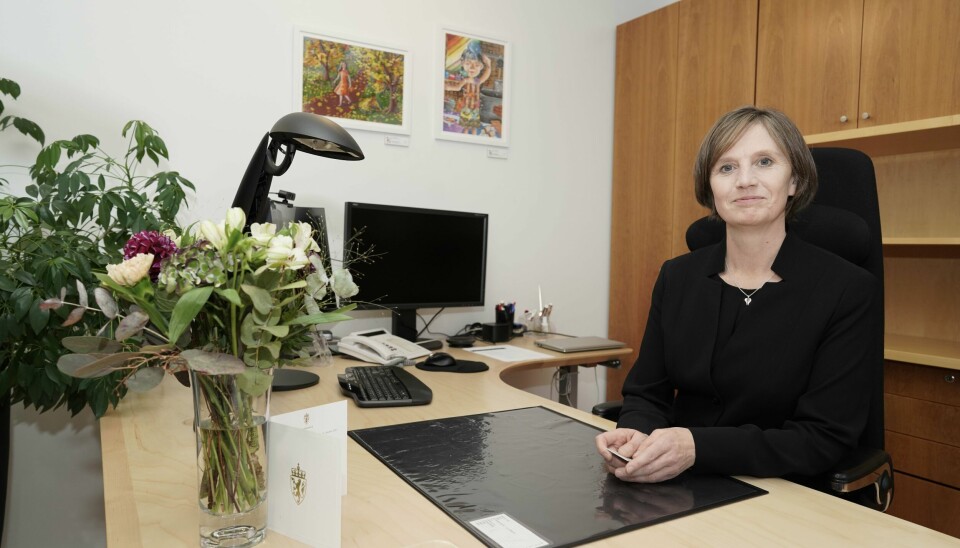 Barne- og familieminister Kjersti Toppe (Sp) lever godt med kompromisset som Ap og Sp har funnet om kontantstøtten. Oslo 20211014. Påtroppende barne- og familieminister Kjersti Toppe (Sp) på sitt kontor i Barne- og familiedepartementet etter nøkkeloverrekkelsen med avtroppende minister Olaug Vervik Bollestad (KrF).Foto: Heiko Junge / NTB