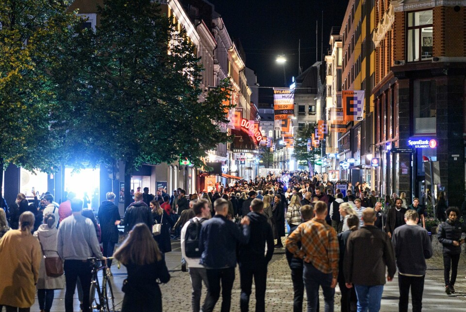 Politiet har hatt en del å gjøre natt til søndag både i Oslo, og i en rekke byer i landet. Det har vært slåsskamper, festbråk og uro flere steder. Utsikt fra Youngstorget bortover Torggata i Oslo natt il søndag. Foto: Naina Helén Jåma / NTB