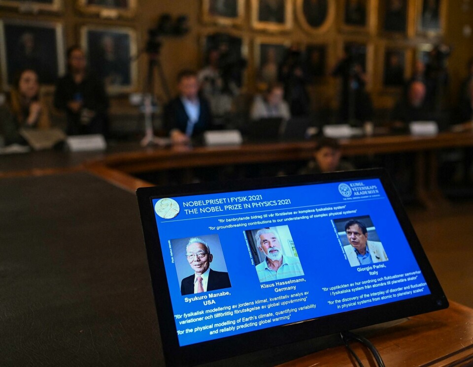 En skjerm med de tre vinnerne av Nobelprisen i fysikk vises fram. F.v. Syukuro Manabe, Klaus Hasselmann og Giorgio Parisi. A screen displays the co-winners of the 2021 Nobel Prize in Physics (L-R) Syukuro Manabe (US-Japan), Klaus Hasselmann (Germany) and Giorgio Parisi (Italy) at the Royal Swedish Academy of Sciences in Stockholm, Sweden, on October 5, 2021. - The Royal Swedish Academy of Sciences has decided to award the 2021 NobelPrize in Physics to Syukuro Manabe, Klaus Hasselmann and Giorgio Parisi �for groundbreaking contributions to our understanding of complex physical systems.� (Photo by Jonathan NACKSTRAND / AFP)