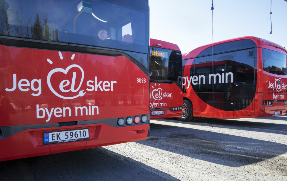 Elbusser krever tonnevis med batterier. Oslo er blant byene hvor det nå satses tungt på elektrifisering av bussene. Elbusser krever tonnevis med batterier. Oslo er blant byene hvor det nå satses tungt på elektrifisering av bussene.