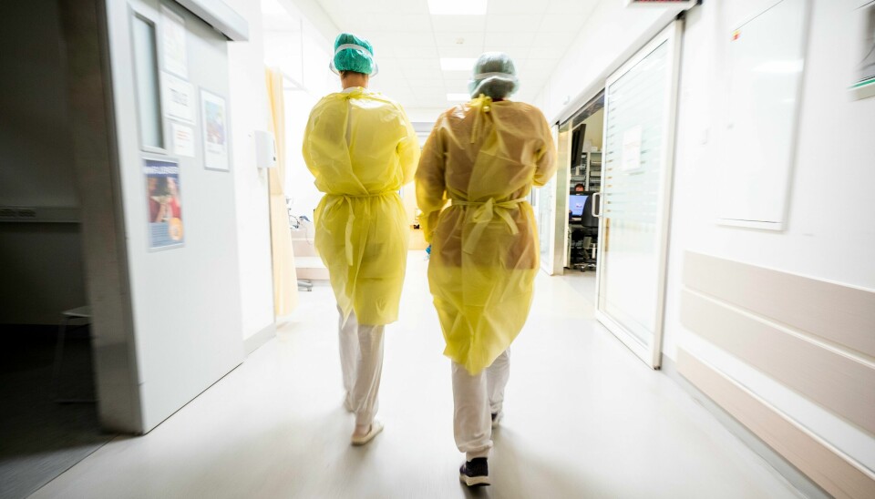 Sykepleiere kledd i smittevernutstyr går for å ta i mot en pasient med covid-symptomer på akuttmottaket på Ahus på Lørenskog i Viken. En tillitsreform med utgangspunkt i denne kan ikke tres ned over hodene på de ansatte, skriver vår spaltist. .