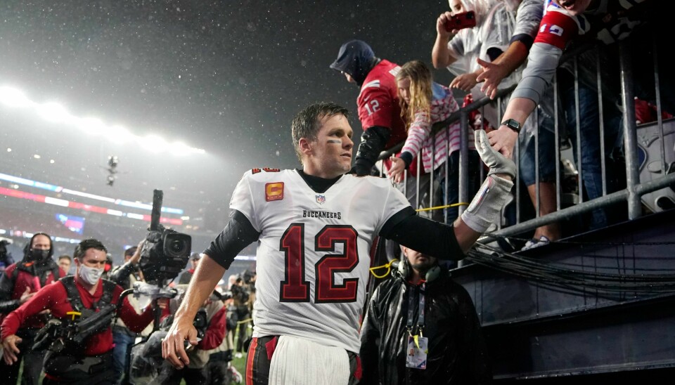 Tom Brady er ikke lenger like populær hos New England Patriots-fansen, men Tampa Bay Buccaneers' supportere elsker sin quarterbackstjerne. Tom Brady er elsket av både Tampa Bay Buccaneers' og New England Patriots' supportere. Foto: Steven Senne / AP / NTB