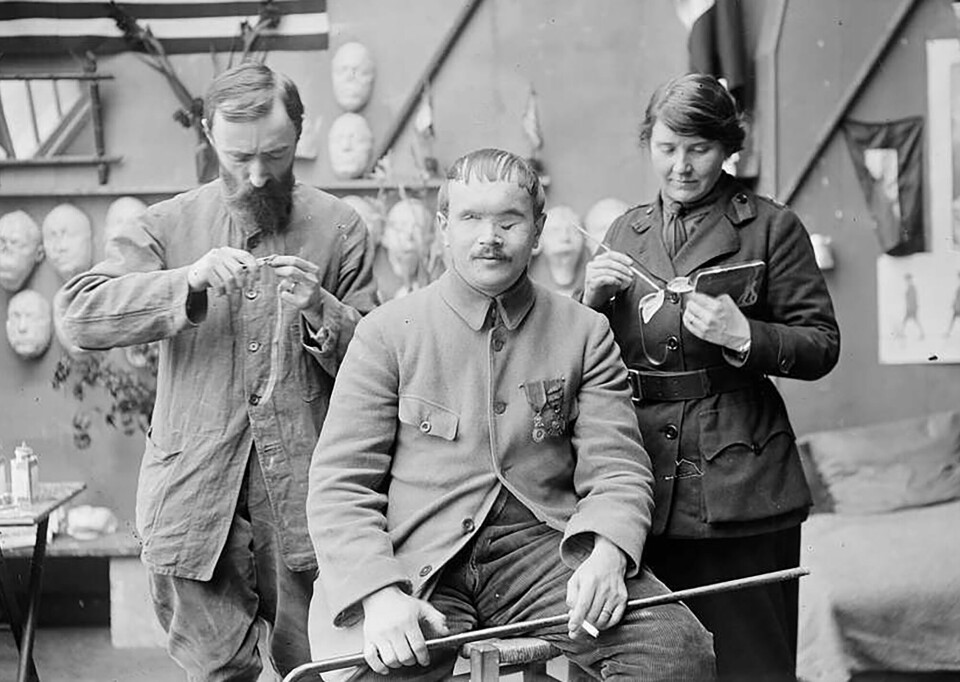 Anna Coleman Ladd og en av hennes asssistenter jobber med en maske til en blind veteran. Anna Coleman Ladd og en av hennes asssistenter jobber med en maske til en blind veteran. Foto: Library of Congress