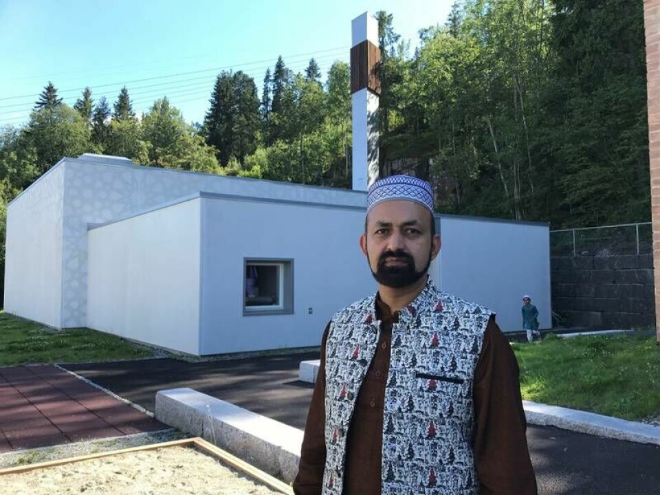 Sajid Mukhtar er leder i Drammen moské, og ønsker seg bønnerop på Fjell i Drammen. .