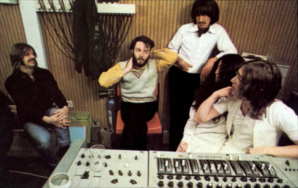 The Beatles i den kommende filmen 'Get Back', i studio med Yoko Ono, som spilte en omdiskutert rolle i gruppa i deres siste år sammen. The Beatles i den kommende filmen 'Get Back', i studio med Yoko Ono, som spilte en omdiskutert rolle i gruppa i deres siste år sammen.