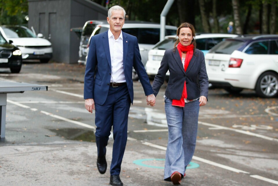 Jonas Gahr Støres kone Marit Slagsvold ble søndag ordinert til prest. Her et bilde fra forrige søndag da hun og Støre skulle stemme ved stortingsvalget. Foto: Javad Parsa / NTB