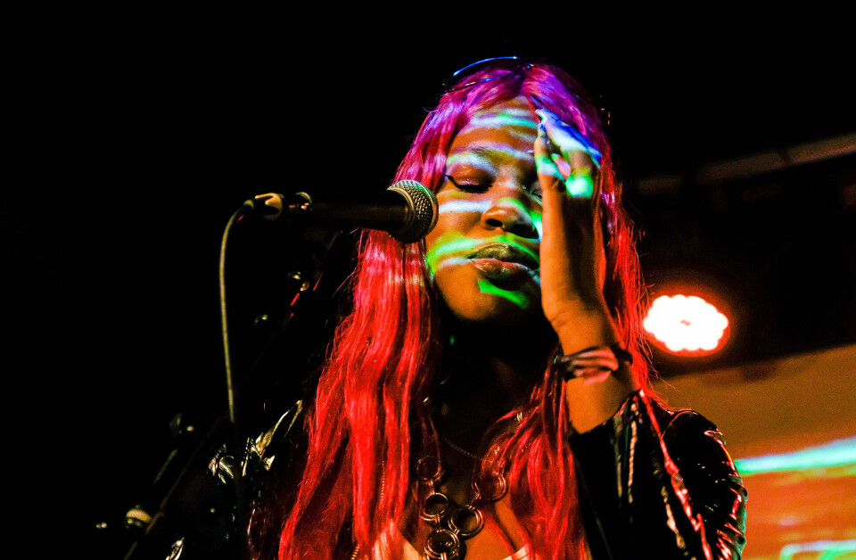 Darkowa, eller Phylis Ama Boateng, er DJ-en som har tatt mikrofonen og scenen, nå også på Bylarm. Darkowa, eller Phylis Ama Boateng, er DJ-en som har tatt mikrofonen og scenen.