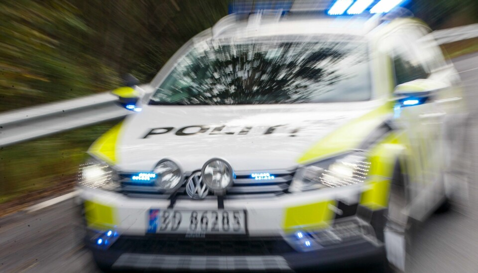 Det var naboene som hørte skrik og tilkalte nødetatene. Illustrasjonsbilde/NTB Politibil i fart