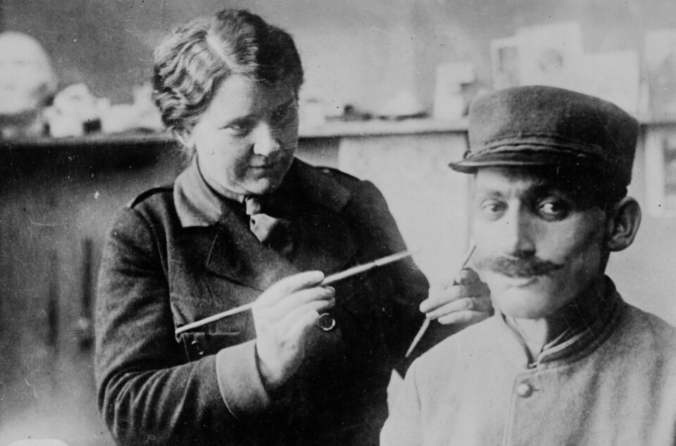 Den amerikanske kunstneren Anna Coleman Ladd hjalp flere soldater som hadde fått ansiktet lemlestet under første verdenskrig. På bildet forsøker hun å gjenskape ansiktstrekkene til en fransk soldat. Foto: Library of Congress.