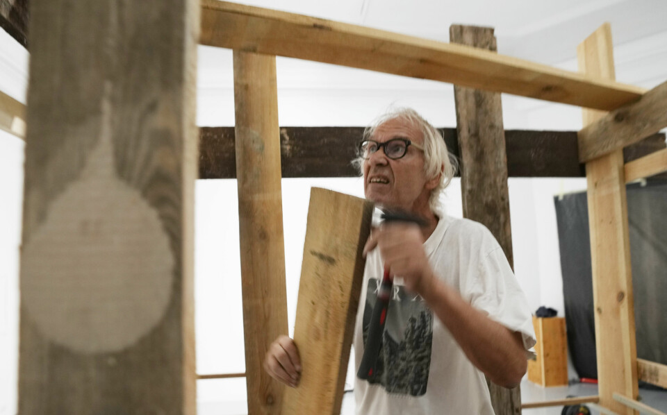 Lars Vilk jobbet med mage materialer, og er mest kjent for sine verk laget av drivved og annet trevirke. Vilks
