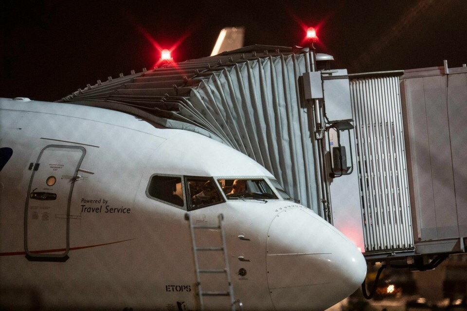 Et charterfly landet natt til torsdag i Frankfurt i det som skal ha vært en hemmelig aksjon regissert av den tyske regjeringen i samarbeid med USA. Ombord var tyske og danske kvinner, som anklages for å ha vært knyttet til IS, og deres barn. A charter plane stands in position at Frankfurt Airport in Frankfurt, Germany, Thursday, Oct. 7, 2021. In an action that was initially kept secret, the German government, in cooperation with the U.S. Army, had taken a total of eight German female supporters of the terrorist militia 'Islamic State' (IS) and their children from a detention camp in Syria as part of a humanitarian operation. The women were brought to Germany via Kuwait on a charter plane, where almost all of them were immediately taken into custody, according to dpa. (Boris Roessler/dpa via AP)