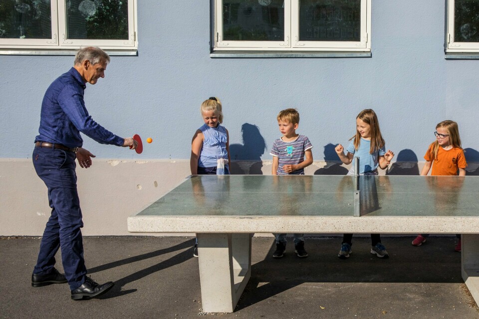Jeg har to ønsker som jeg håper den nye regjeringen tar med seg inn i sin nye regjeringsplattform, skriver Barneombud Inga Bejer Engh. På bildet: Jonas Gahr Støre på Berg skole i Oslo i 2019.