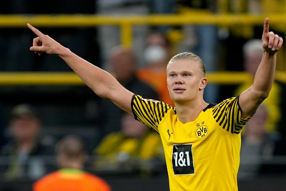 Erling Braut Haaland er blant de nominerte til Ballon d'Or (Gullballen på norsk). Det er fotballens gjeveste pris. Erling Haaland feirer etter å ha scoret to mål for Borussia Dortmund søndag. Foto: Martin Meissner / AP / NTB