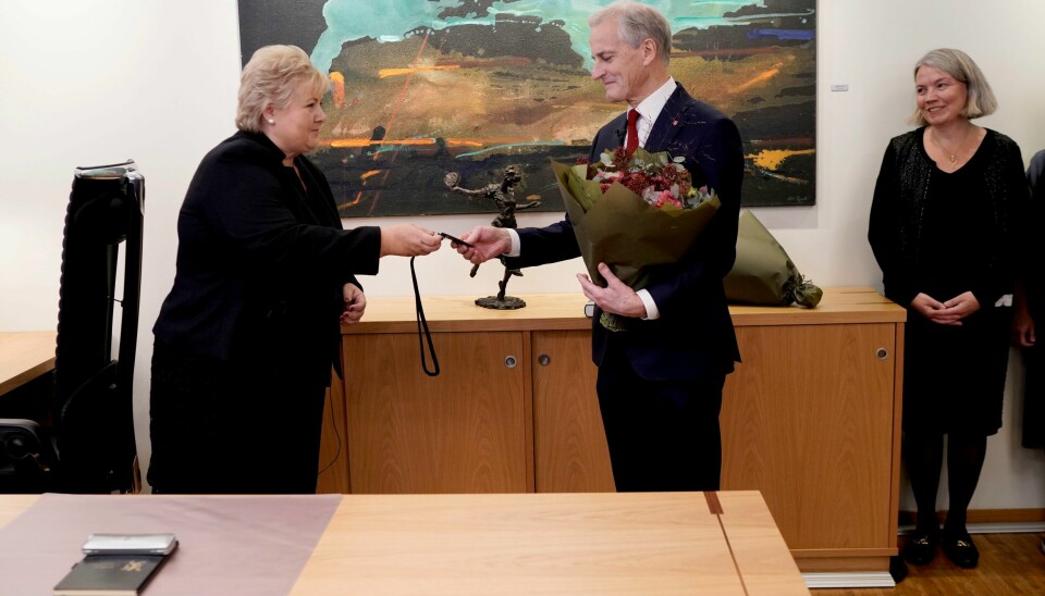 Aisha Shazadi Kausar sier at norske myndigheter har gjentatt at de ikke har noe ansvar for norske IS-kvinner. Hun håper at en ny regjering skal ville hjelpe henne og barnet hennes til Norge fra Syria. Her overrekker Erna Solberg (H) nøkkelen til statsministerens kontor til Statsminister Jonas Gahr Støre (Ap). Erna Solberg (H) overrekker nøkkelen til Statsministerens kontor til statsminister Jonas Gahr Støre (Ap). Foto: Cornelius Poppe / NTB