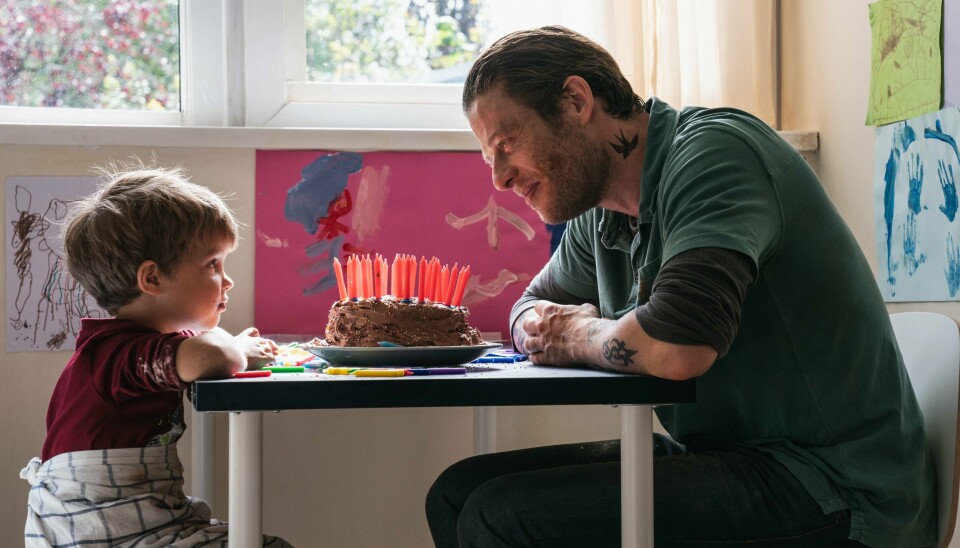 «Alltid nære deg» er en filmopplevelse som setter spor. Her James Norton som faren og Daniel Lamont som sønnen. «Alltid nære deg»