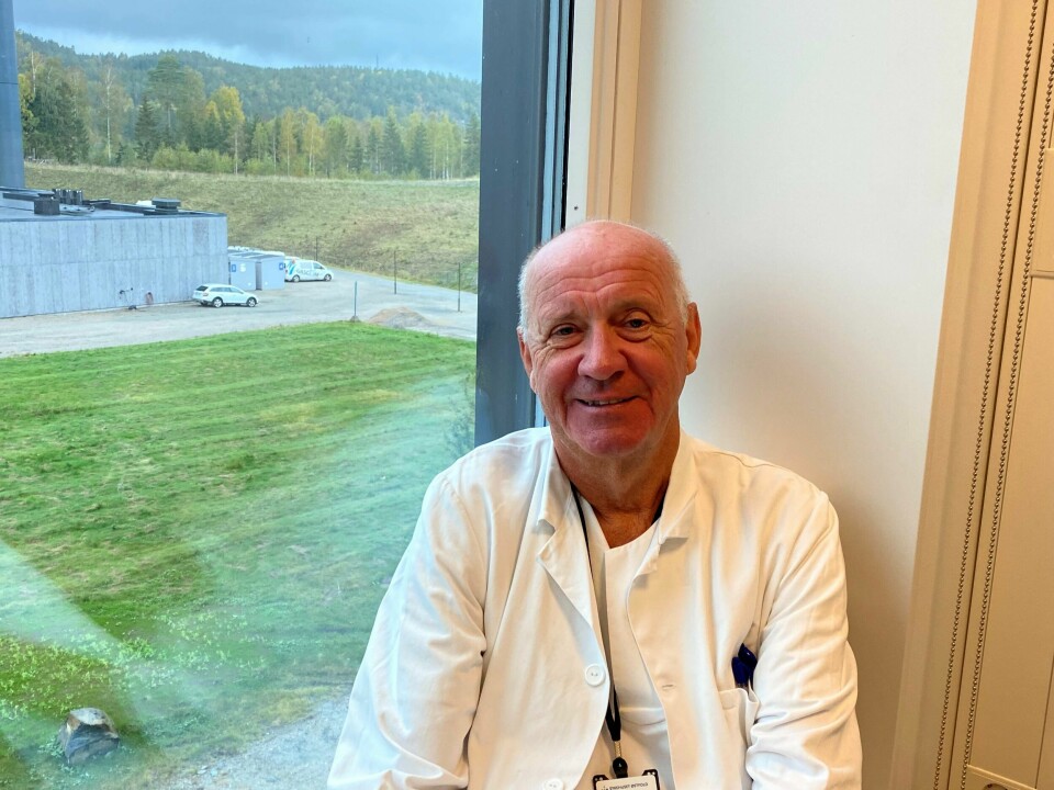 – Vi må gjøre hva vi kan for å unngå en tøff influensasesong. Jeg oppfordrer alle som får tilbud om vaksine, til å takke ja, sier Jetmund Ringstad, avdelingssjef i infeksjonsmedisinsk avdeling i Sykehuset Østfold. Jetmund Ringstad i hvit frakk ved vinduet