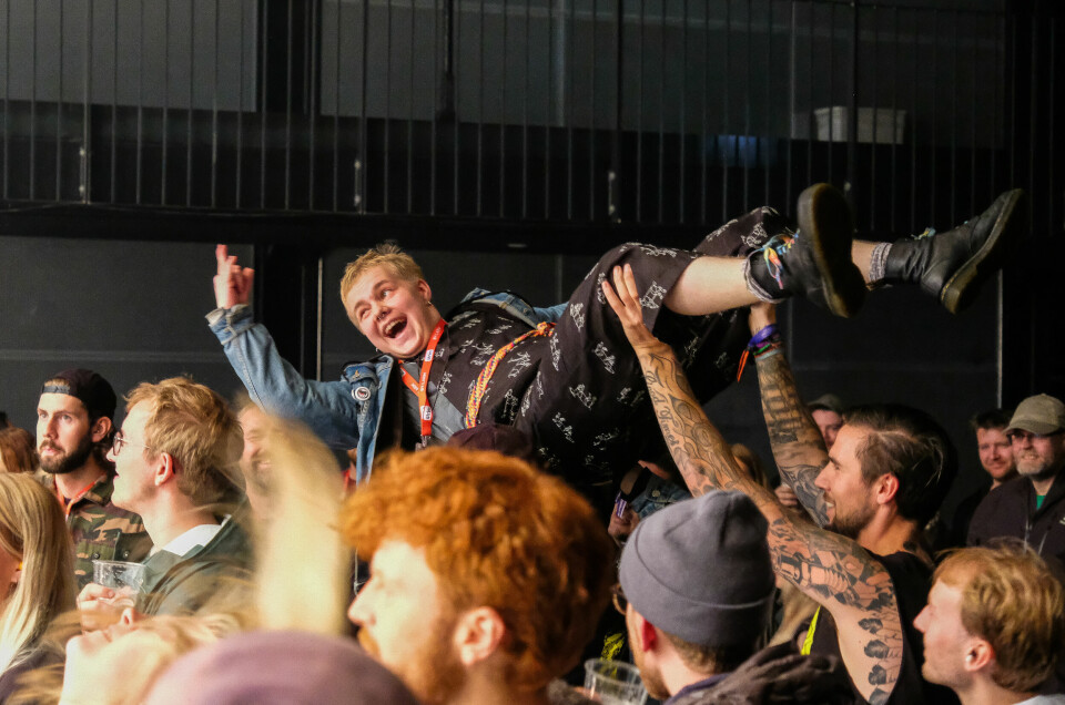 Nagirčalmmiids vokalist og gitarist Sebastian Togstad får seg en luftetur under konserten med Murder Maids under Bylarm. Bylarm
