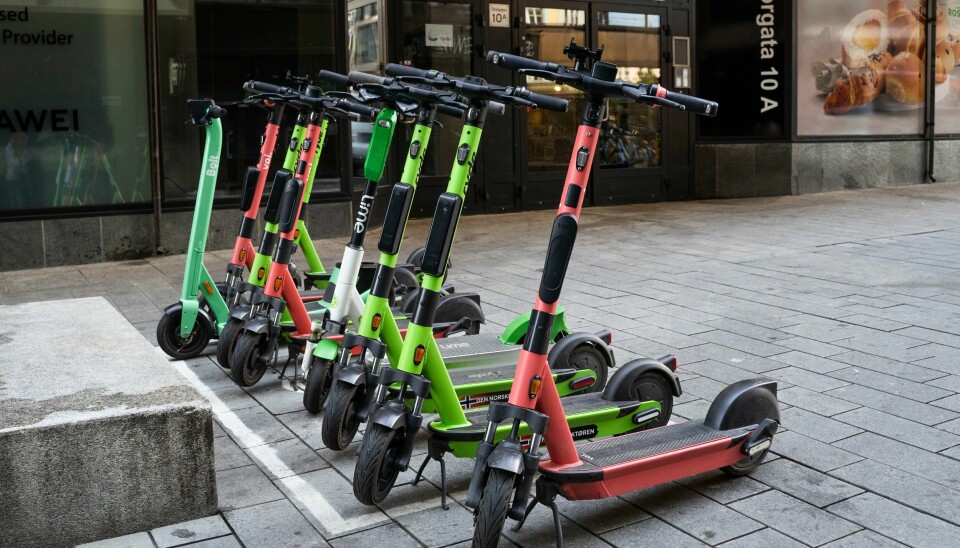 Voi ønsker at det igjen skal bli tillatt med utleie av elsparkesykler i Oslo på nattetid. Foto: Ali Zare / NTB Elsparkesykler fra Bolt, Voi, Ryde og Lime parkert i Storgata i Oslo. Foto: Ali Zare / NTB
